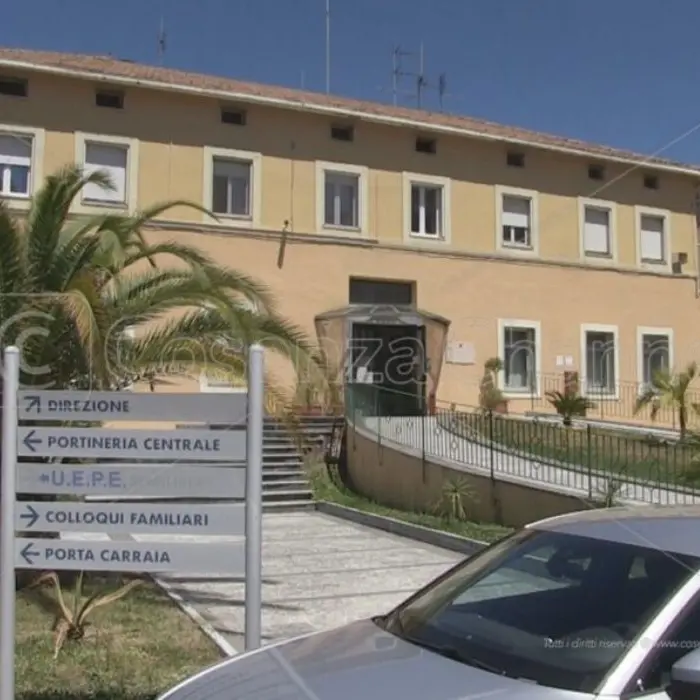 Cellulari nel carcere di Cosenza, indagate nove persone | NOMI