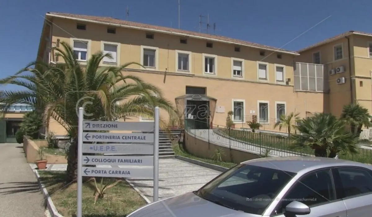 Cellulari nel carcere di Cosenza, indagate nove persone | NOMI