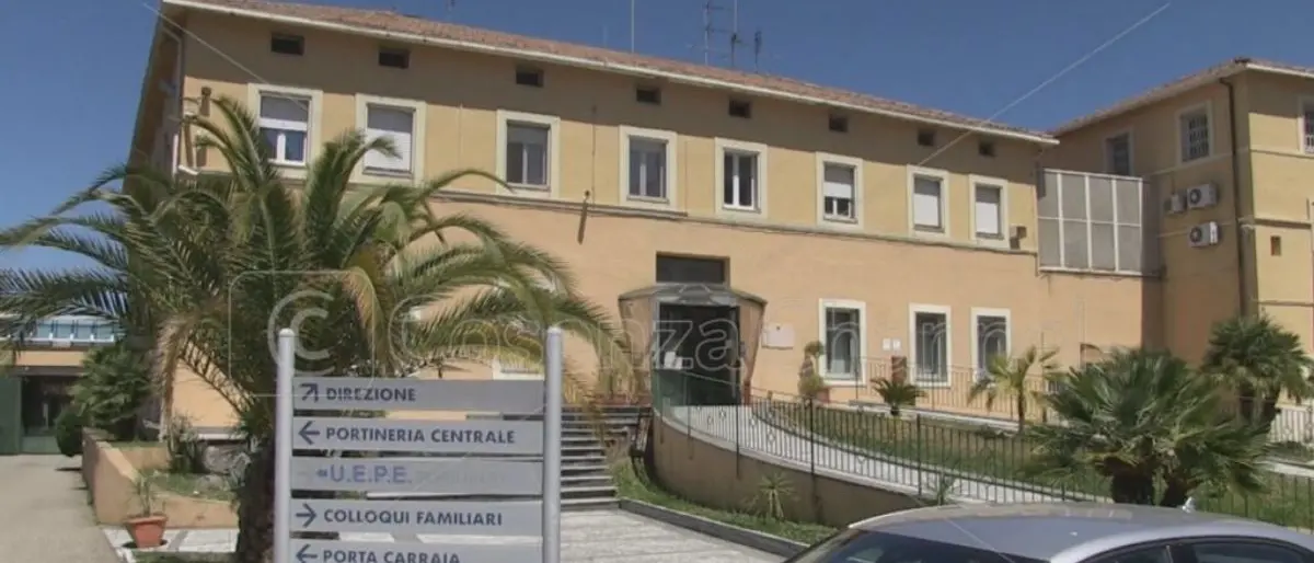 Carcere di Cosenza tra fuoco e fiamme, scatta la rivolta di alcuni detenuti