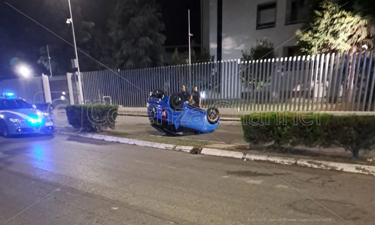 Cosenza, minicar si ribalta in viale Cosmai: minore esce illeso