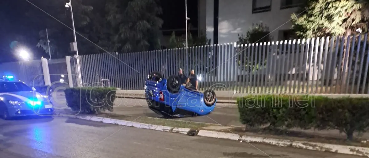 Cosenza, minicar si ribalta in viale Cosmai: minore esce illeso