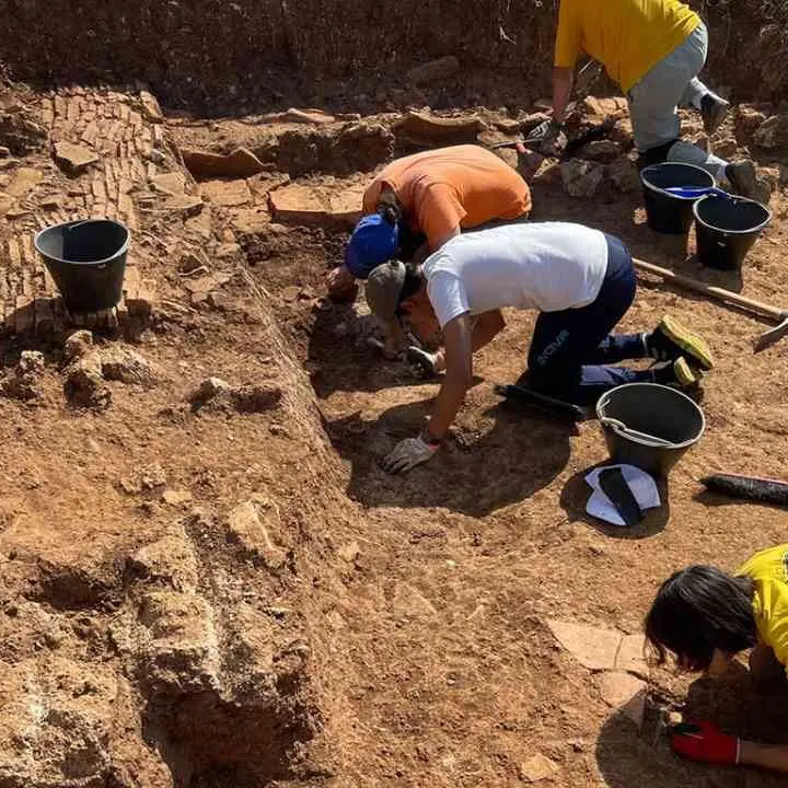 Laino Borgo svela un tesoro nel sottosuolo. Emersi i resti di un luogo di preghiera alla Dea | FOTO