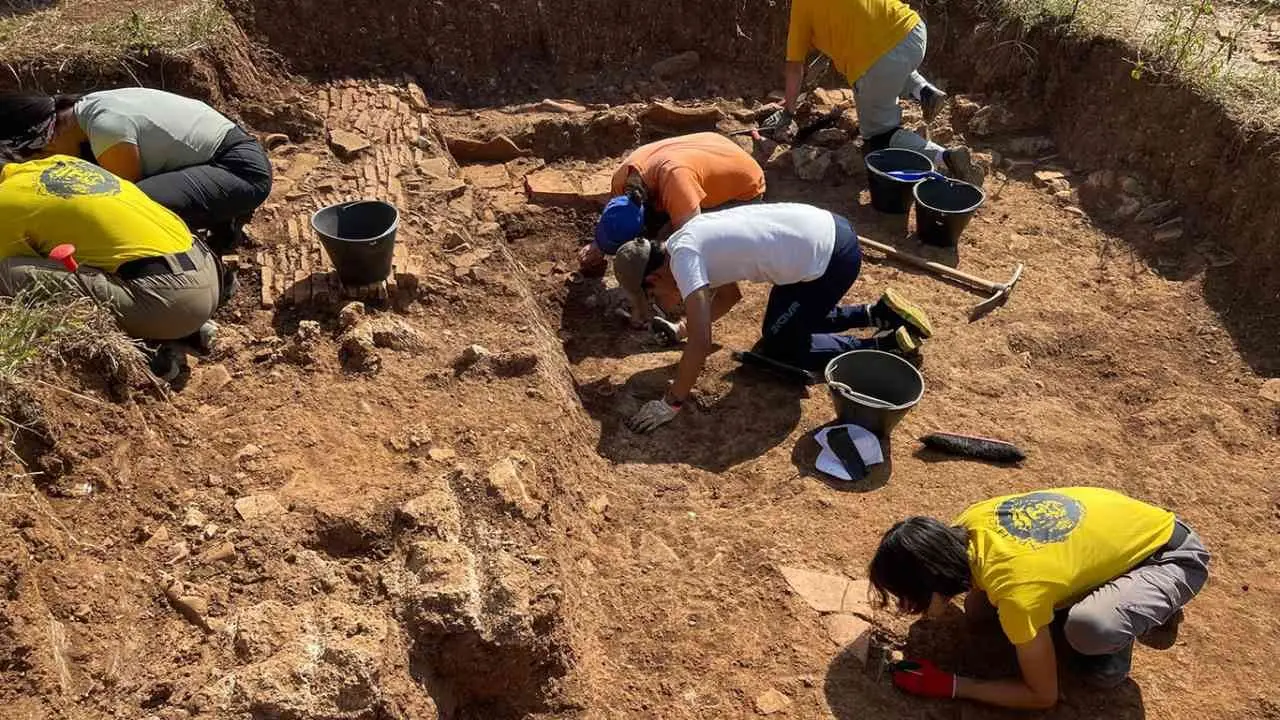 Laino Borgo svela un tesoro nel sottosuolo. Emersi i resti di un luogo di preghiera alla Dea | FOTO
