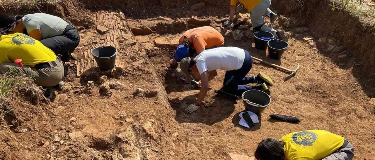 Laino Borgo svela un tesoro nel sottosuolo. Emersi i resti di un luogo di preghiera alla Dea | FOTO