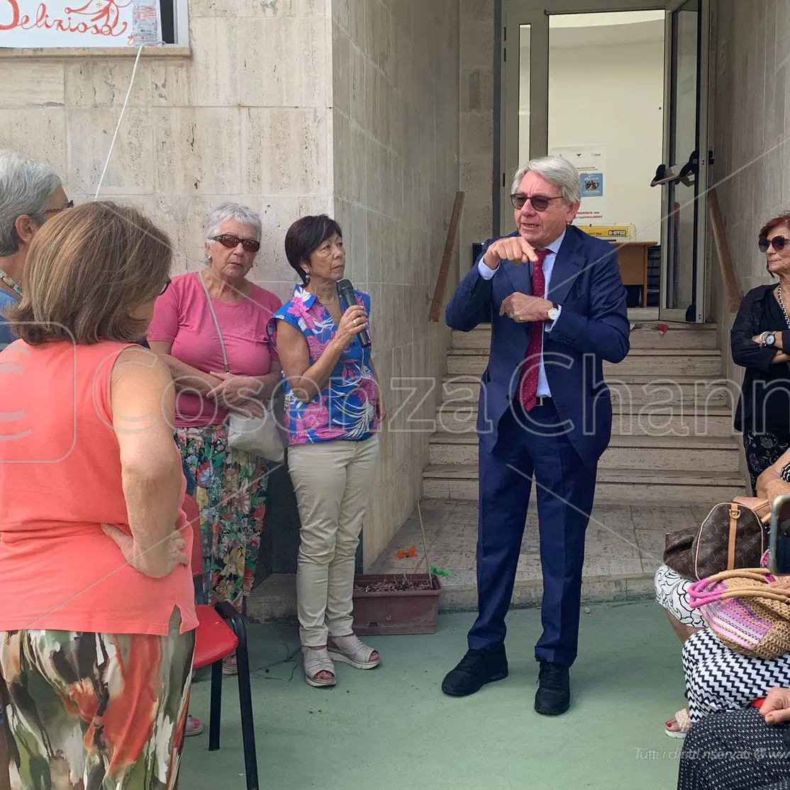 Auser, a Rende la terza età non si arrende allo sfratto. Il commissario: «Prociv deve autorizzare» | FOTO