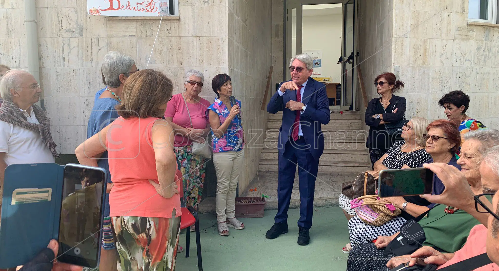 Auser, a Rende la terza età non si arrende allo sfratto. Il commissario: «Prociv deve autorizzare» | FOTO