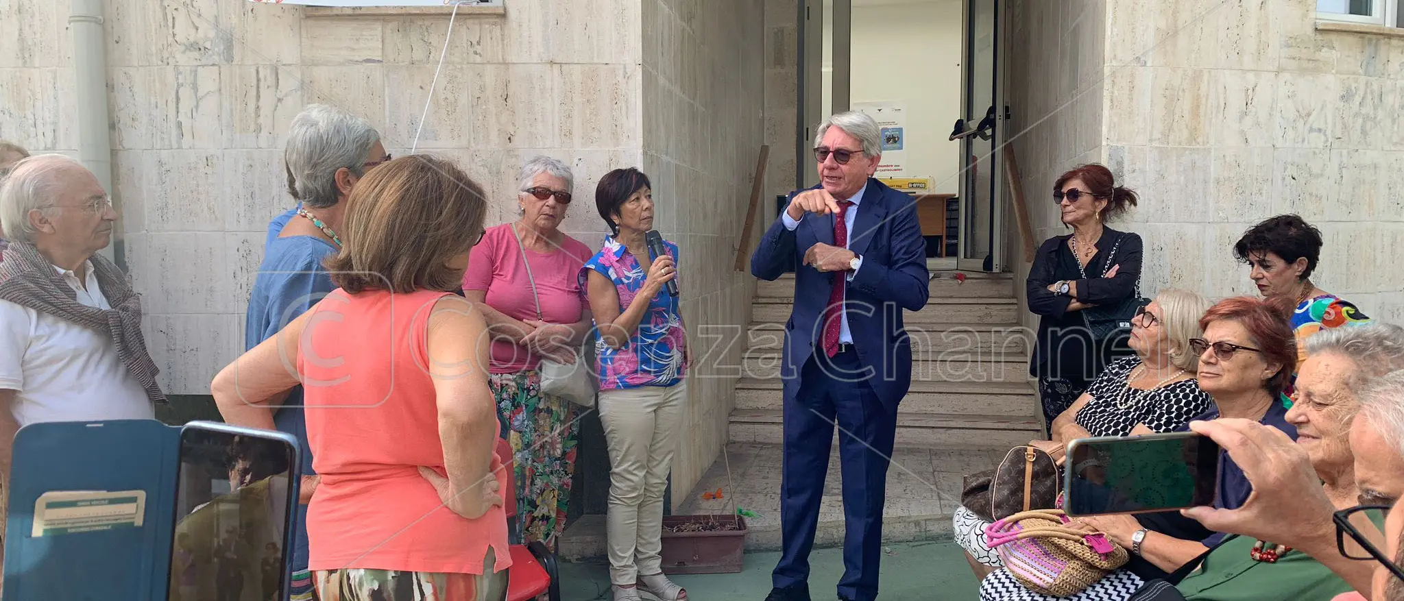 Auser, a Rende la terza età non si arrende allo sfratto. Il commissario: «Prociv deve autorizzare» | FOTO