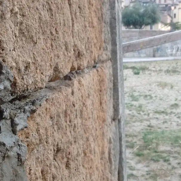 Anche Cosenza nella rete dei Dead Drops, le Usb misteriose cementate nei muri di tutto il mondo | FOTO