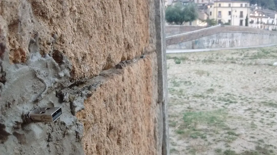 Anche Cosenza nella rete dei Dead Drops, le Usb misteriose cementate nei muri di tutto il mondo | FOTO