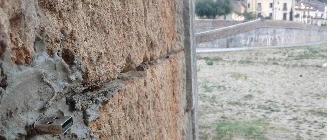Anche Cosenza nella rete dei Dead Drops, le Usb misteriose cementate nei muri di tutto il mondo | FOTO