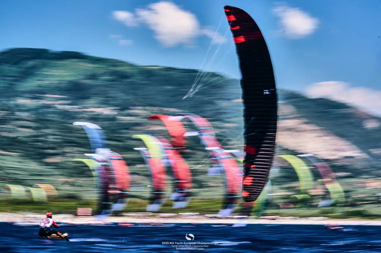 Kitefoil,\u00A0spettacolo sul mare di Gizzeria: Pianosi e Maeder in testa alla seconda giornata del Formula Kite Grand Prix\n
