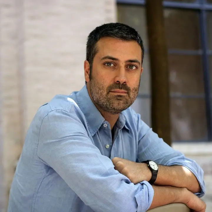 Premio Strega 2025, vince Andrea Bajani con “L’anniversario”\n