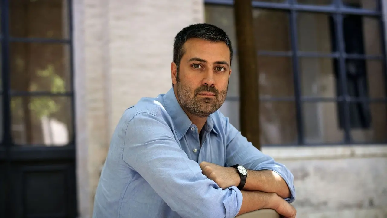 Premio Strega 2025, vince Andrea Bajani con “L’anniversario”\n