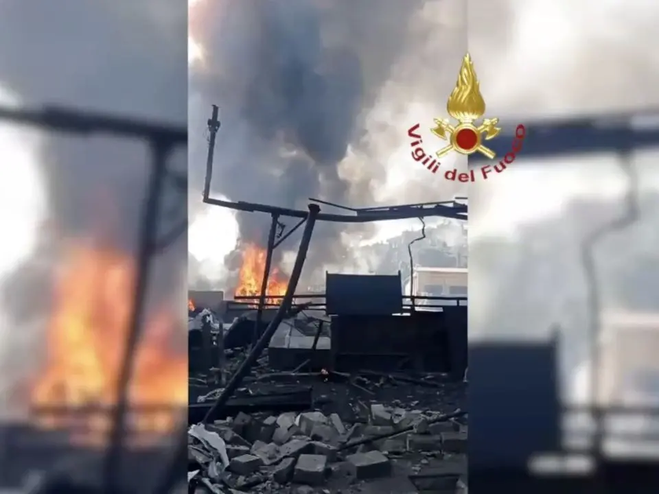 Roma, esplosione in un distributore di carburanti: 40 feriti. Evacuato un centro estivo per bambini