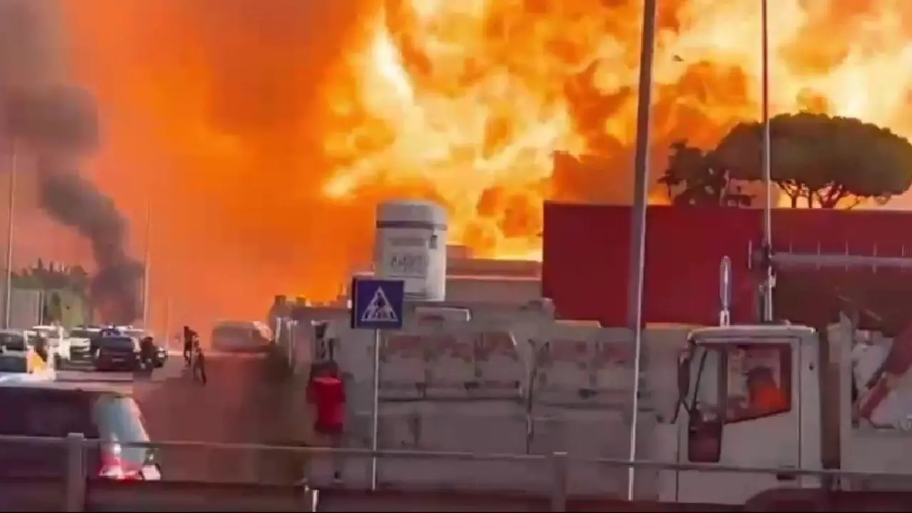 Paura a Roma, esplosione in un distributore di carburanti