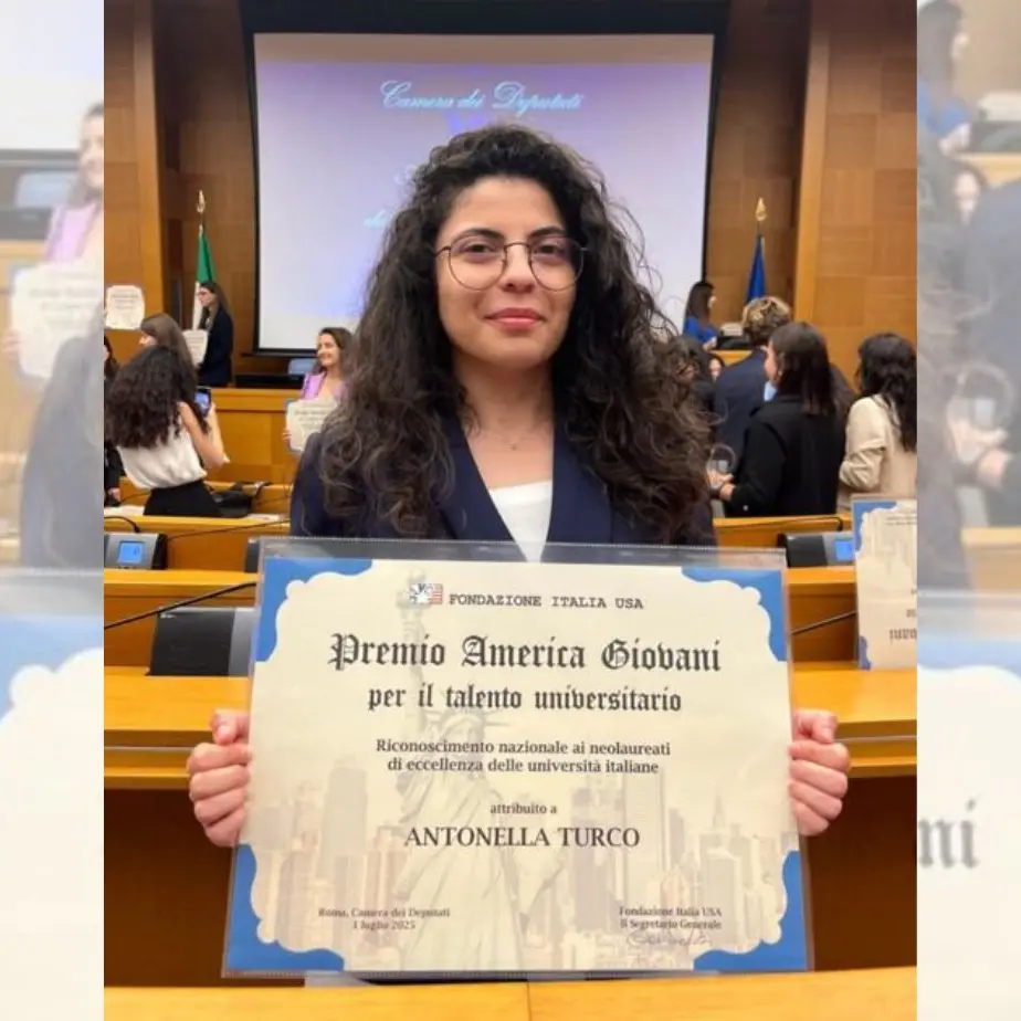 La studentessa calabrese Antonella Turco tra i mille neolaureati italiani insigniti del Premio America Giovani\n