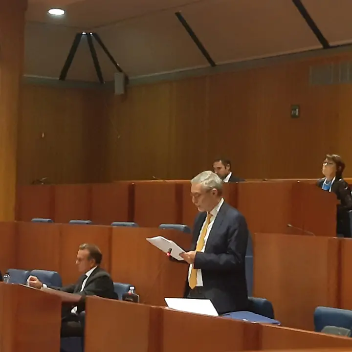 La Regione è assediata dalle inchieste ma l’opposizione è imbambolata: solo Tallini e Molinaro chiedono risposte a Occhiuto\n