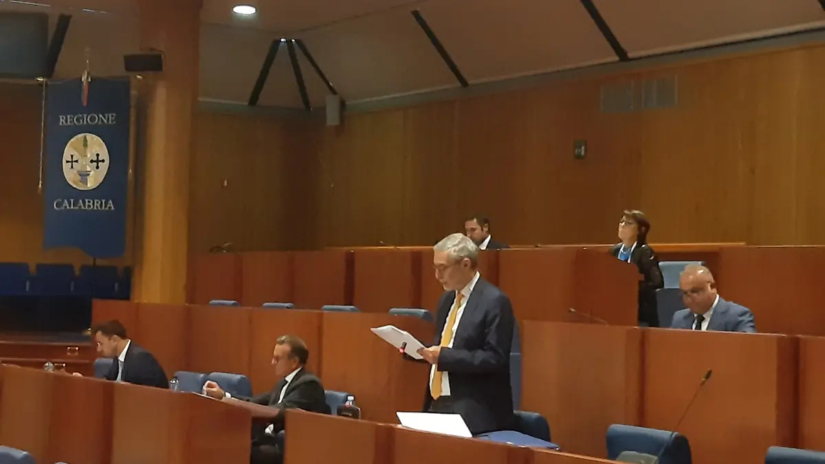 La Regione è assediata dalle inchieste ma l’opposizione è imbambolata: solo Tallini e Molinaro chiedono risposte a Occhiuto\n