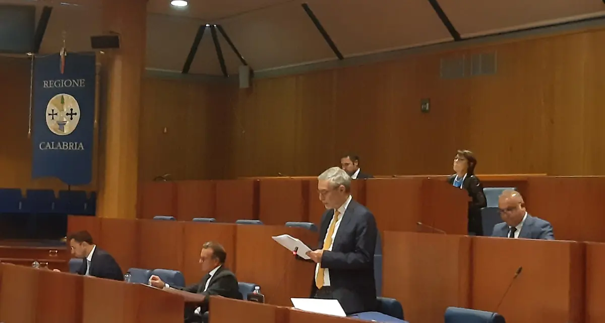 La Regione è assediata dalle inchieste ma l’opposizione è imbambolata: solo Tallini e Molinaro chiedono risposte a Occhiuto\n