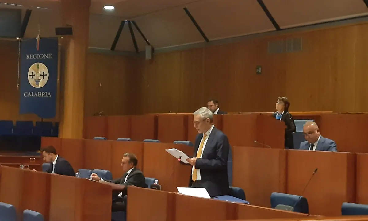 La Regione è assediata dalle inchieste ma l’opposizione è imbambolata: solo Tallini e Molinaro chiedono risposte a Occhiuto\n