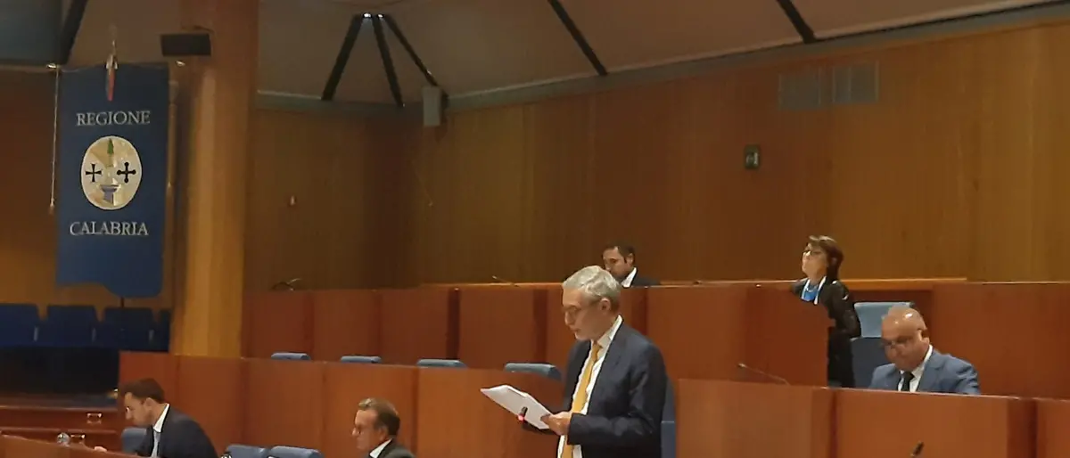 La Regione è assediata dalle inchieste ma l’opposizione è imbambolata: solo Tallini e Molinaro chiedono risposte a Occhiuto\n