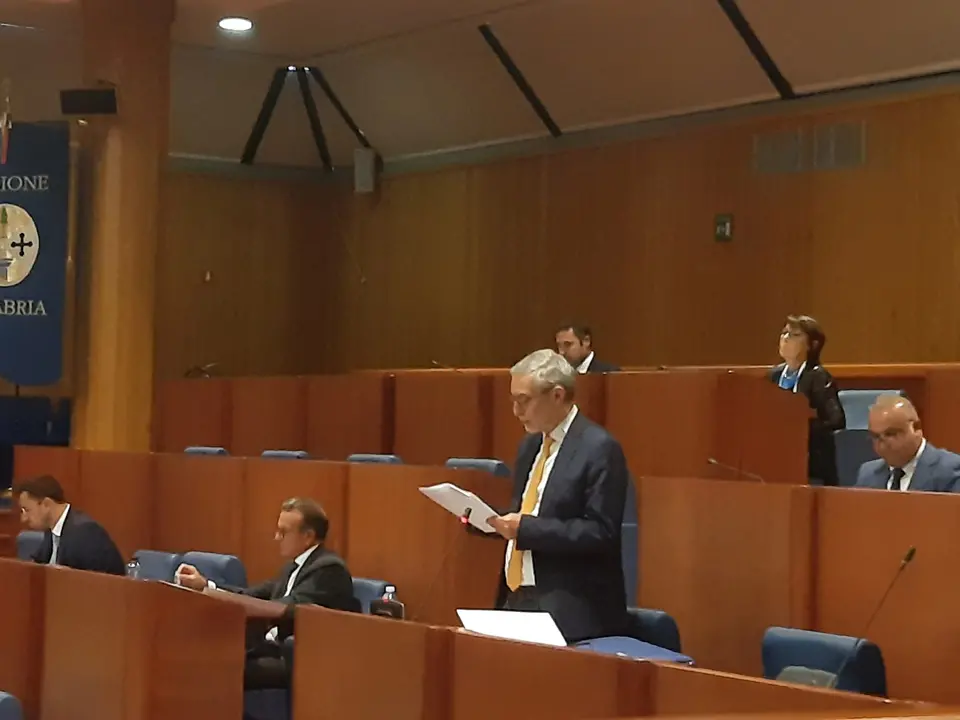 La Regione è assediata dalle inchieste ma l’opposizione è imbambolata: solo Tallini e Molinaro chiedono risposte a Occhiuto