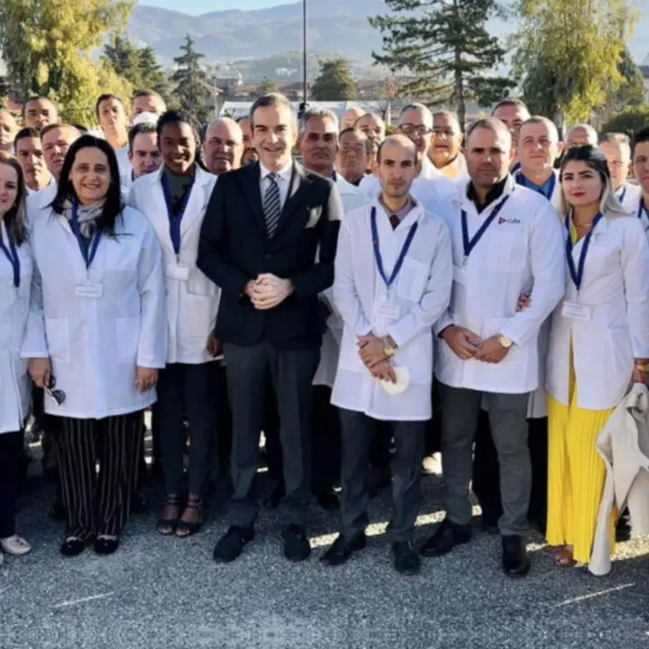 Medici cubani in Calabria, il contratto con l’azienda di Stato che taglia il salario: «Trattenuti 21 milioni di euro»