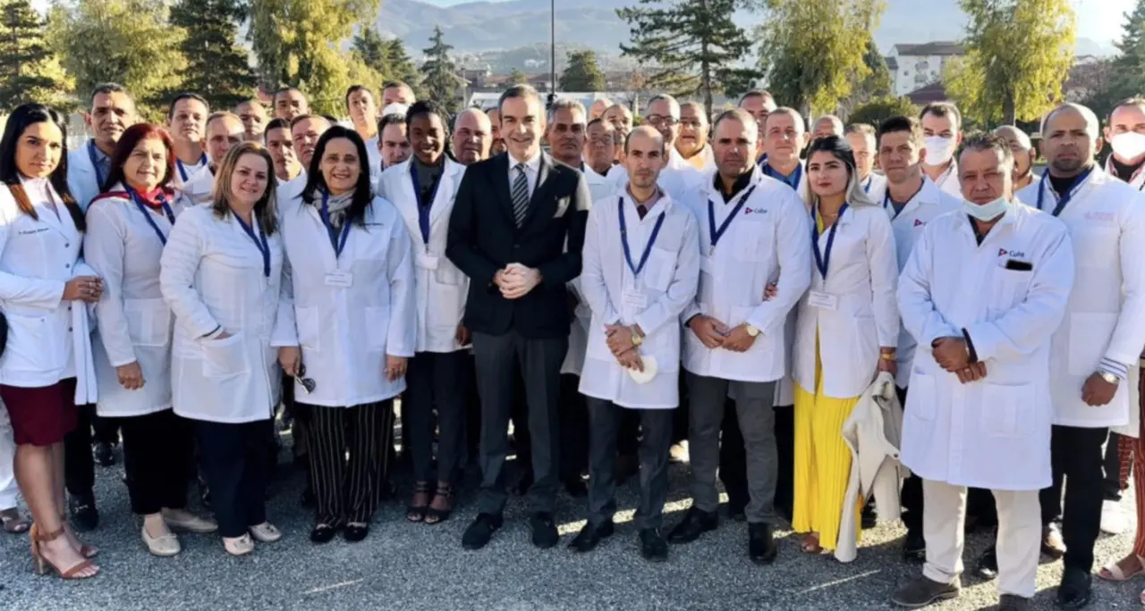 Medici cubani in Calabria, il contratto con l’azienda di Stato che taglia il salario: «Trattenuti 21 milioni di euro»\n