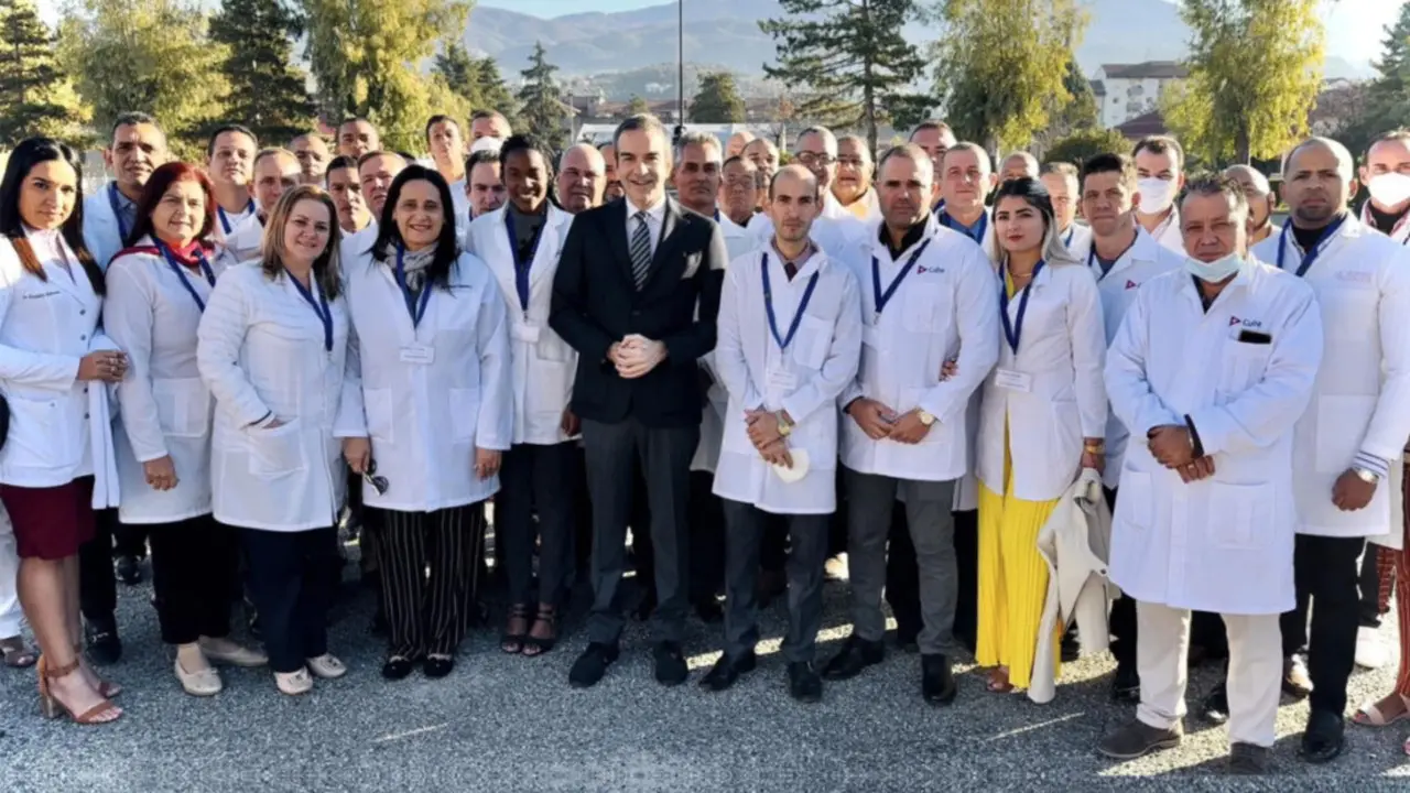 Medici cubani in Calabria, il contratto con l’azienda di Stato che taglia il salario: «Trattenuti 21 milioni di euro»\n