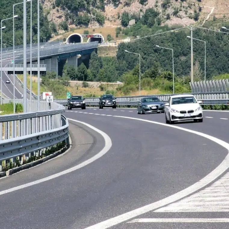 Stangata d’agosto: aumentano i pedaggi in autostrada. Il governo litiga, gli italiani pagano\n