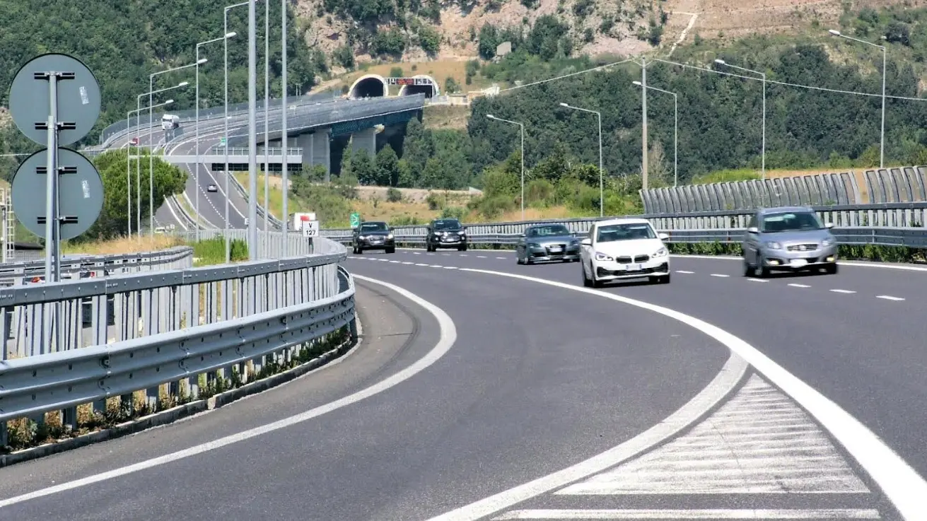 Stangata d’agosto: aumentano i pedaggi in autostrada. Il governo litiga, gli italiani pagano\n