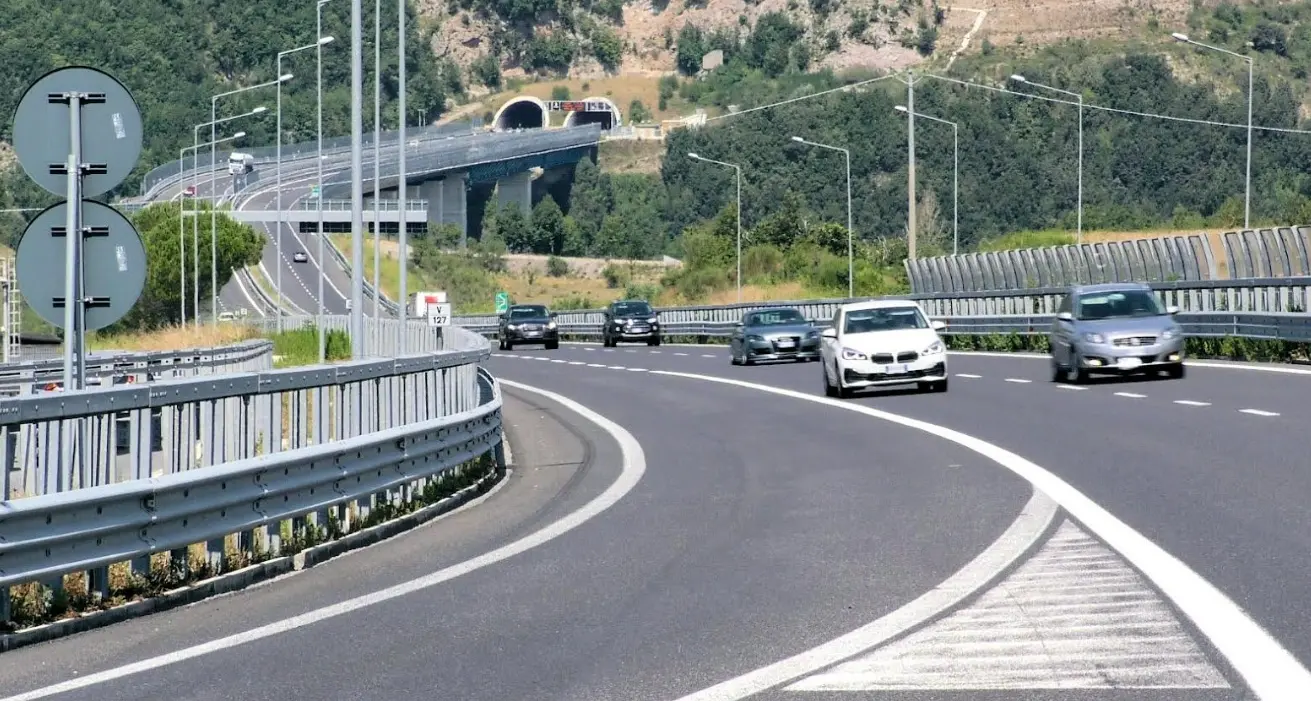 Stangata d’agosto: aumentano i pedaggi in autostrada. Il governo litiga, gli italiani pagano\n