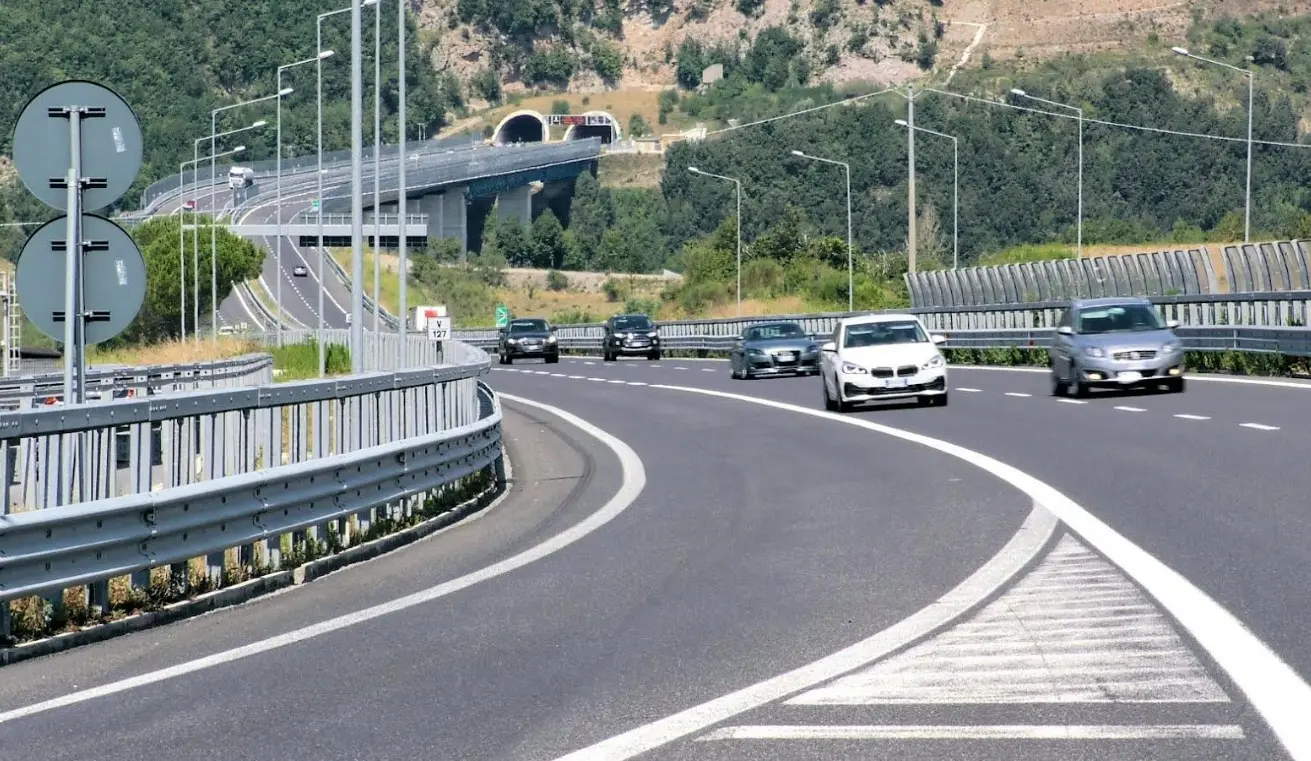Stangata d’agosto: aumentano i pedaggi in autostrada. Il governo litiga, gli italiani pagano\n