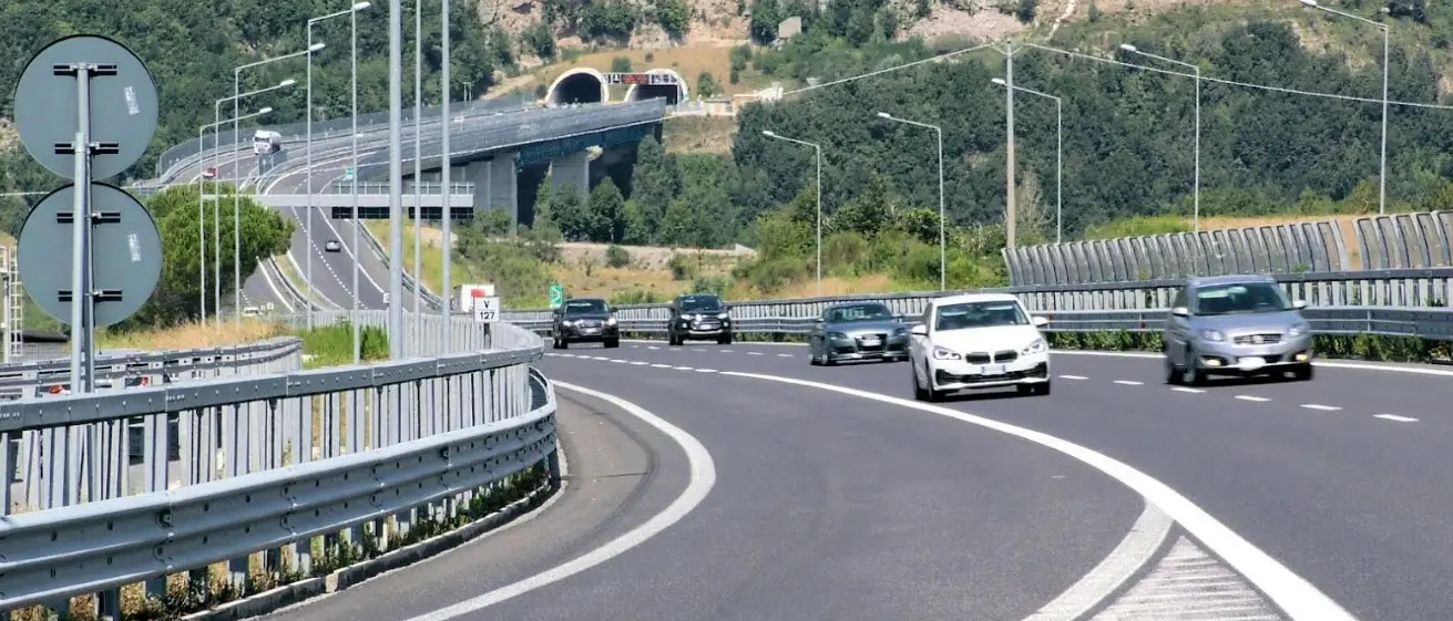 Stangata d’agosto: aumentano i pedaggi in autostrada. Il governo litiga, gli italiani pagano\n