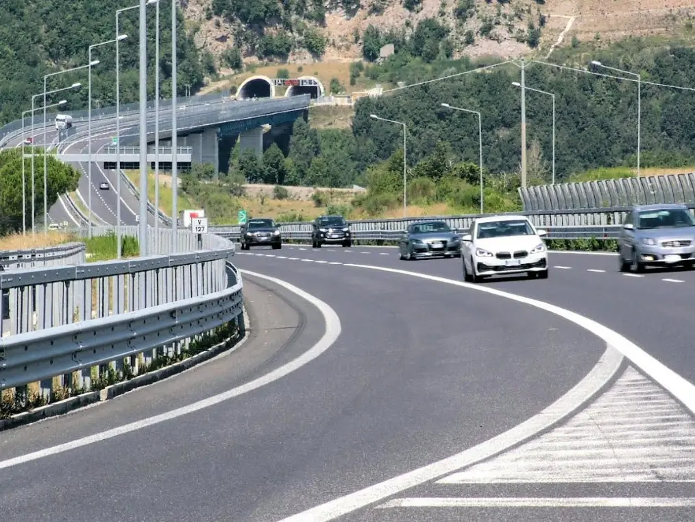 Stangata d’agosto: aumentano i pedaggi in autostrada. Il governo litiga, gli italiani pagano