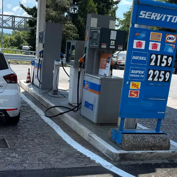 Benzina carissima e\u00A0cantieri eterni in autostrada: il paradosso di una Calabria che respinge i turisti\n