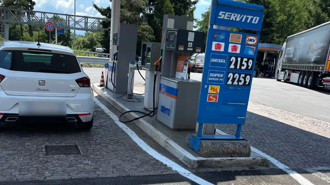 Benzina carissima e\u00A0cantieri eterni in autostrada: il paradosso di una Calabria che respinge i turisti\n