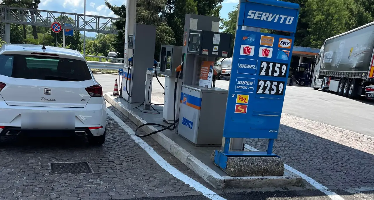 Benzina carissima e\u00A0cantieri eterni in autostrada: il paradosso di una Calabria che respinge i turisti\n