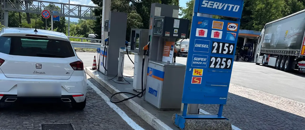 Benzina carissima e\u00A0cantieri eterni in autostrada: il paradosso di una Calabria che respinge i turisti\n