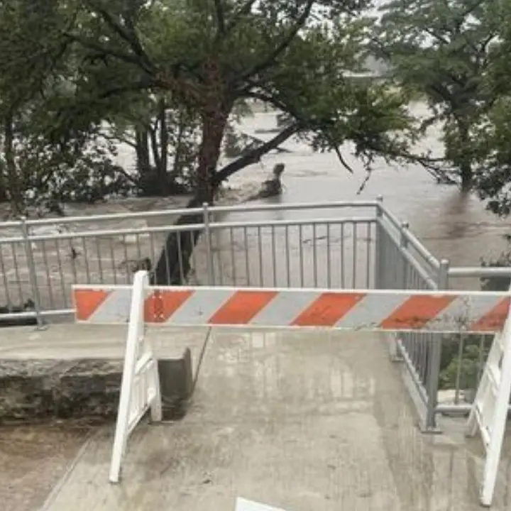 Texas, l’alluvione travolge un campo estivo: è strage di bambini, almeno 24 morti e una ventina di dispersi\n