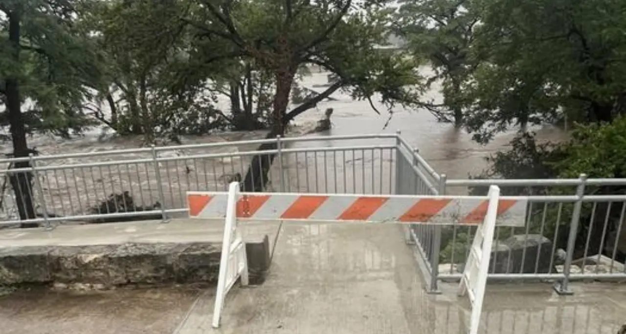 Texas, l’alluvione travolge un campo estivo: è strage di bambini, almeno 24 morti e una ventina di dispersi\n