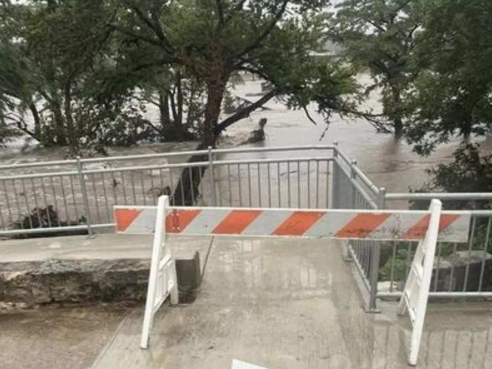 Texas, l’alluvione travolge un campo estivo: è strage di bambini, almeno 24 morti e una ventina di dispersi