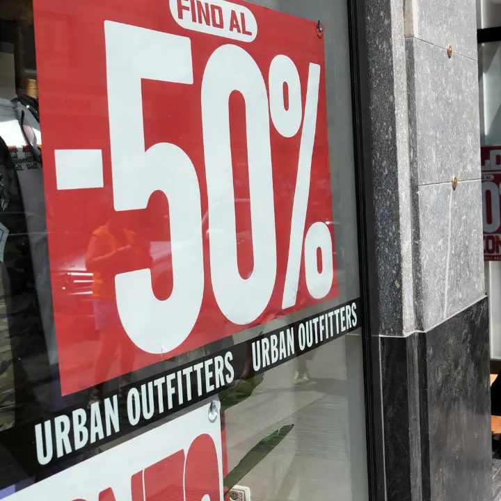 Saldi, in Calabria caldo e mare frenano lo shopping. I commercianti: «Speriamo in una ripresa serale»\n