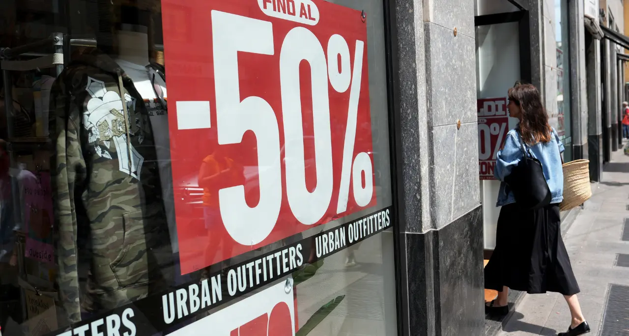 Saldi, in Calabria caldo e mare frenano lo shopping. I commercianti: «Speriamo in una ripresa serale»