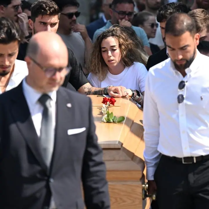L’ultimo saluto\u00A0a Diogo Jota e al fratello Andrè Silva: emozioni e lacrime a Gondomar in Portogallo\n