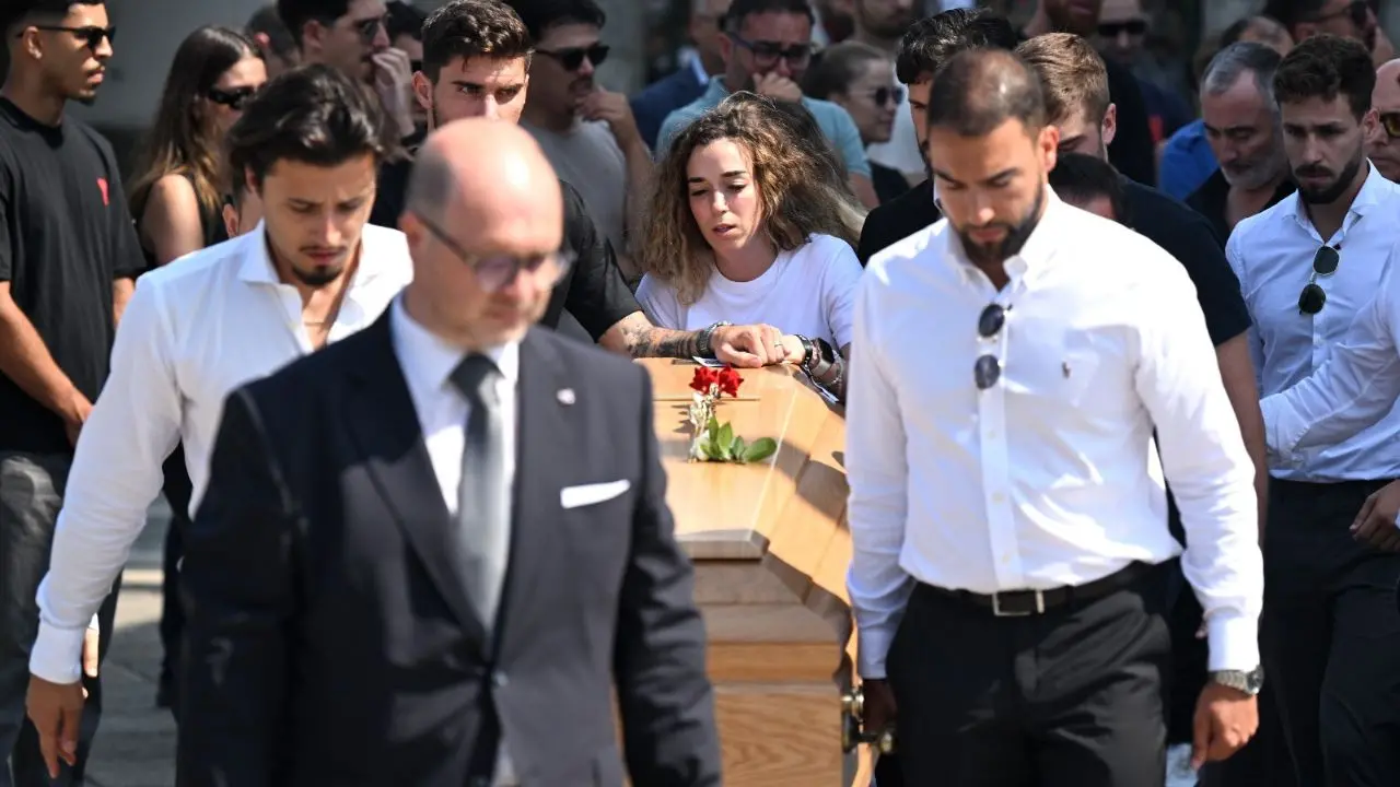 L’ultimo saluto\u00A0a Diogo Jota e al fratello Andrè Silva: emozioni e lacrime a Gondomar in Portogallo\n