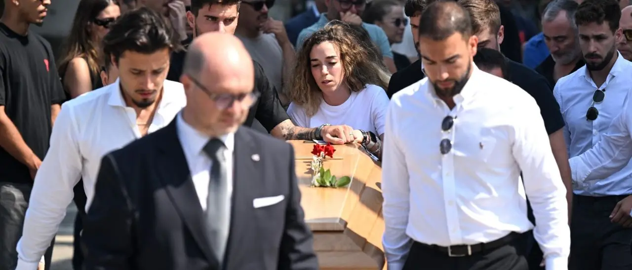 L’ultimo saluto\u00A0a Diogo Jota e al fratello Andrè Silva: emozioni e lacrime a Gondomar in Portogallo\n