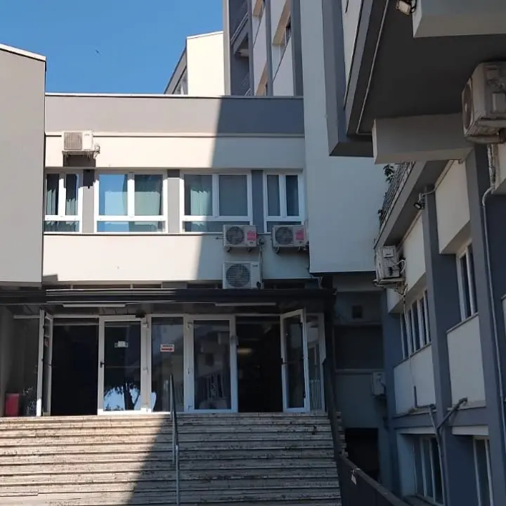 Tropea, scandalo (sanitario) sotto al sole: un cartello avverte che il servizio di guardia medica è sospeso