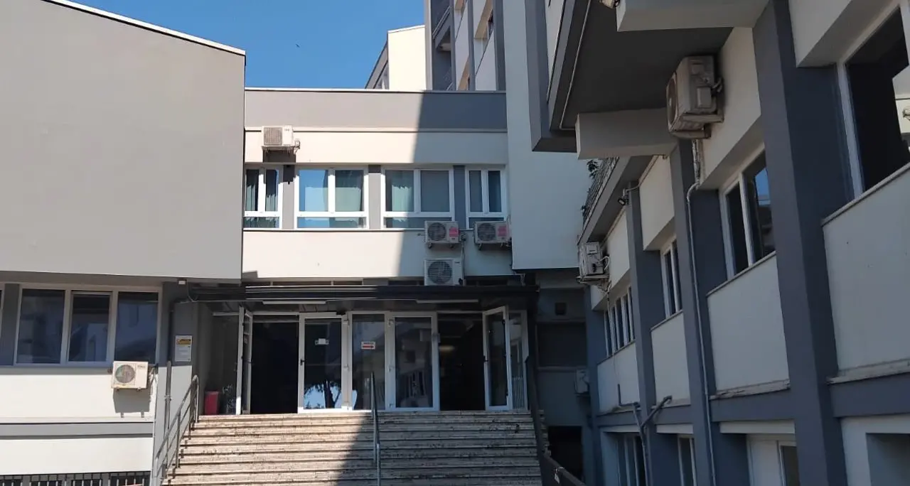Tropea, scandalo (sanitario) sotto al sole: un cartello avverte che il servizio di guardia medica è sospeso