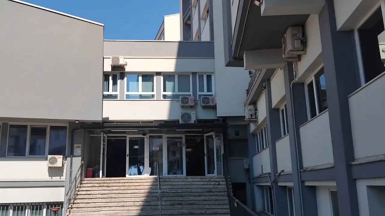 Tropea, scandalo (sanitario) sotto al sole: un cartello avverte che il servizio di guardia medica è sospeso
